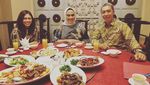 Jajan Mie Ayam dan Rujak Bebeg ala Bupati Karawang Cellica Nurrachadiana