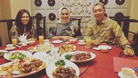Cellica sedang makan bersama wakil walikota Bogor, Dedie Rachim. Dalam rangka hari batik nasional, mereka pilih bersantap di restoran oriental. Foto: Instagram cellicanurrachadiana