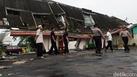 Menurut keterangan sejumlah saksi mata, atap SPBU sempat beberapa kali bergoyang sebelum akhirnya patah dan ambruk.