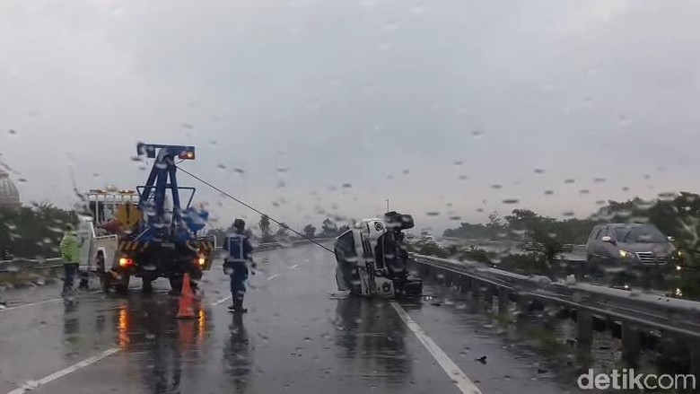 Benturan, 2 Mobil Terguling dan Tabrak Guardrail di Tol Pandaan Benturan, 2 Mobil Terguling dan Tabrak Guardrail di Tol Pandaan