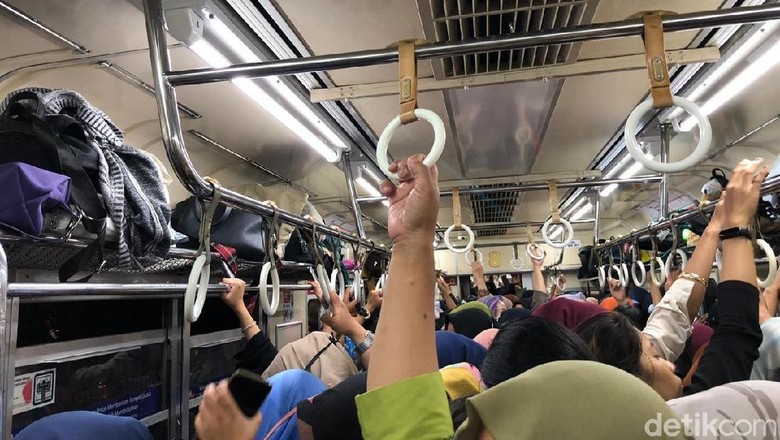 Gangguan KRL Kota-Bogor: KCI Minta Maaf, Penumpang Diimbau Cari Alternatif Gangguan KRL Kota-Bogor: KCI Minta Maaf, Penumpang Diimbau Cari Alternatif