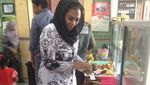 Jajan Mie Ayam dan Rujak Bebeg ala Bupati Karawang Cellica Nurrachadiana