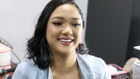 Marion Jola menjelaskan kisah dari video dirinya dalam video yang sempat viral kemarin. Di mana ia tampak membuka jaket kala tampil di acara sekolah.  Foto: Hanif Hawari/detikHOT