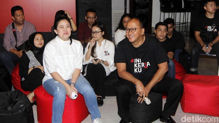 Diskusi Pemberdayaan Perempuan Dalam Masyarakat 

Wakil Ketua Tim Kampanye Nasional (TKN) Jokowi-Maruf Amin Rosan Roeslani memberikan sambutan disaksikan Menteri Koordinator Bidang Pembangunan Manusia dan Kebudayaan (Menko PMK) Puan Maharani saat menghadiri talk show bertema 