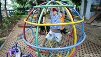 Anak-anak bisa menikmati bermacam fasilitas arena bermain di RPTRA tersebut.