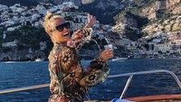 Ini fotonya saat berada di Positano, Italia. (ninaagda/Instagram)