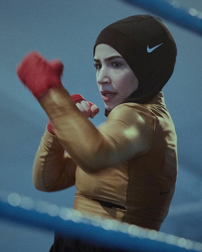 Zeina Nassar, petinju berhijab asal Jerman jadi sorotan setelah digandeng Nike untuk mempromosikan produk terbarunya. Penampilannya pun kerap jadi perhatian. Foto: Instagram/Nike