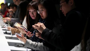 Seusai event, jurnalis di seluruh dunia yang datang ke acara bisa mencoba langsung perangkatnya. Foto: Getty Images