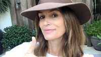Model kawakan Cindy Crawford memilih menu sehat untuk dinikmati setiap hari. Ia tidak bisa melewatkan hari tanpa makan salad dan minum teh hijau. Foto: Dok. Instagram