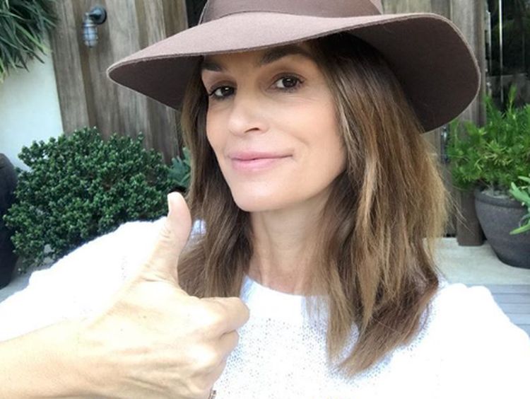 Berusia 53 Tahun, Cindy Crawford Masih Layak Disebut Hot Mom?