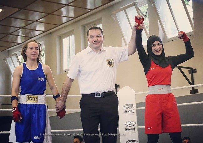 Tak heran jika Nike akhirnya menggaet Zeina untuk menjadi salah satu atletnya. Selain Zeina, atlet berhijab yang bekerja sama dengan Nike adalah Ibtihaj Muhammad dan Manal Rostom.Foto: Instagram/Zeinaboxing