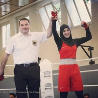 Tak heran jika Nike akhirnya menggaet Zeina untuk menjadi salah satu atletnya. Selain Zeina, atlet berhijab yang bekerja sama dengan Nike adalah Ibtihaj Muhammad dan Manal Rostom.Foto: Instagram/Zeinaboxing