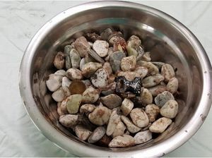Punya Hobi Makan Aneh, Kakek Asal China Ini Doyan Ngemil Batu