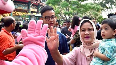 Gaya Iriana Jokowi Momong Cucu