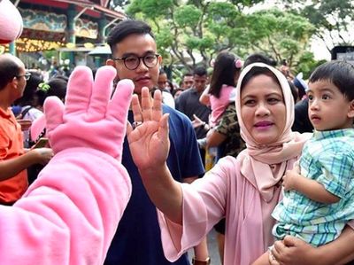 Gaya Iriana Jokowi Momong Cucu