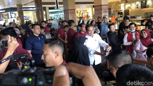 Setelah Pasar Minggu, Jokowi Belanja di Pasar Modern Bintaro
