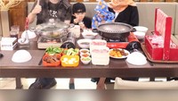 Makan malam bersama kedua buah hati, Angel dan Richie pilih menu suki dan aneka daging grill yang tidak kalah enak. Foto: Instagram @angelqulbiah