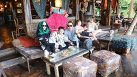 Sempat ramai di media sosial tentang kabar perselingkuhan penyanyi Richie Five Minutes. Nama sang istri, Angel Qulbiah juga tak lepas dari perhatian. Lewat akun Instagramnya, Angel sering membagikan momen manis saat ia dan keluarganya kulineran bersama. Foto: Instagram @angelqulbiah