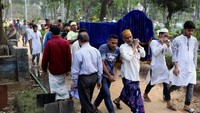 Warga mengusung salah satu korban tewas pada kebakaran gudang kimia di Dhaka, Kamis (21/2). REUTERS/Mohammad Ponir Hossain.