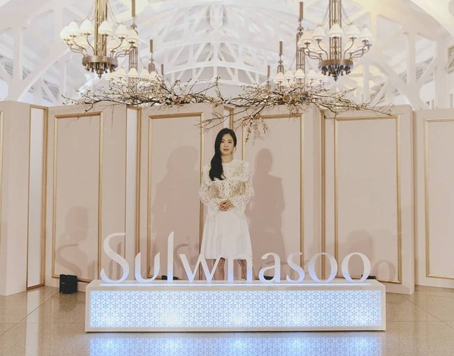 Dalam acara peluncuran skincare Sulwhasoo seri Bloomstay Vitalizing itu, Hye Kyo tampil cantik dengan busana serba putih. Penampilan Hye Kyo saat itu bak peri. Ia pun tampil dengan rambut panjang hasil dari rambut extension.  Foto: dok. Instagram (@sulwhasoo.Indonesia)