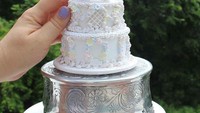 Untuk membuat cake pengantin ini, Grace biasanya membutuhkan foto kue aslinya. Ia akan membuat bentuk hingga detail kue yang sama persis. Foto: instagram @earthly.grace.treasures