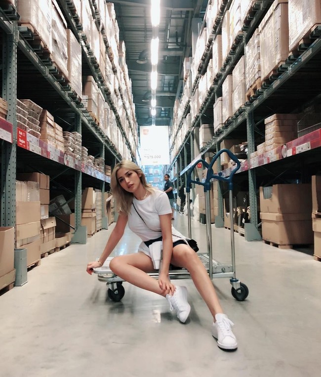 Gaya Jedar saat belanja di IKEA. Lagi-lagi celana pendek menjadi andalannya. Namun, ibu satu anak ini tetap terlihat stylish. (Foto: Instagram/@inijedar)