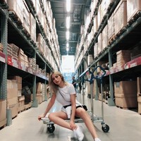 Gaya Jedar saat belanja di IKEA. Lagi-lagi celana pendek menjadi andalannya. Namun, ibu satu anak ini tetap terlihat stylish. (Foto: Instagram/@inijedar)