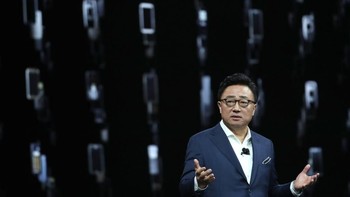 CEO mobile Samsung, DJ Koh, membuka acara dengan menyambut para tamu dan media di Bill Graham Civic Auditorium di San Francisco. Foto: Getty Images