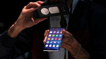 Mereka mengabadikan Galaxy S10 dari berbagai angle. Foto: Getty Images