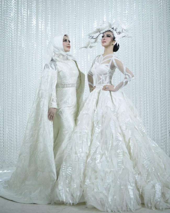 Ballgown megah bisa saja menjadi gaun pengantin pilihan Syahrini. Seperti rancangan Eddy Betty berikut ini, gaun hadir dengan detail yang unik pada rok, namun tetap seksi dan elegan ketika dihadirkan bersama panel tulle transparan di bagian atas, begitu menggambarkan karakter sang penyanyi. Foto: Instagram @princessyahrini