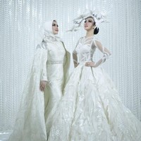 Ballgown megah bisa saja menjadi gaun pengantin pilihan Syahrini. Seperti rancangan Eddy Betty berikut ini, gaun hadir dengan detail yang unik pada rok, namun tetap seksi dan elegan ketika dihadirkan bersama panel tulle transparan di bagian atas, begitu menggambarkan karakter sang penyanyi. Foto: Instagram @princessyahrini