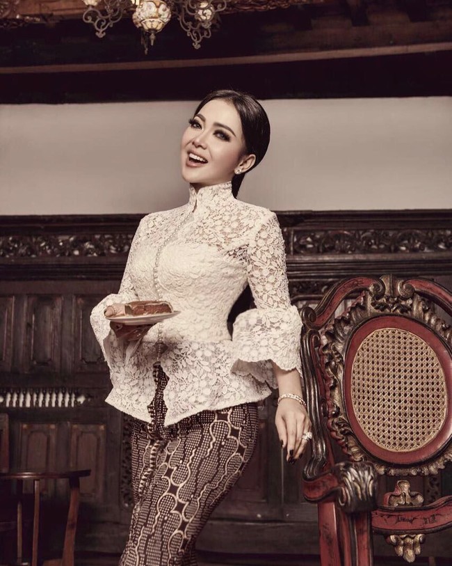 Kebaya lainnya yang lebih sederhana, bisa jadi inspirasi dikenakan pada prosesi pernikahan yang intim. Foto: Instagram @princessyahrini
