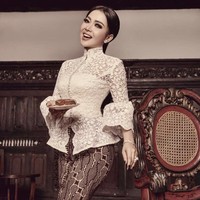 Kebaya lainnya yang lebih sederhana, bisa jadi inspirasi dikenakan pada prosesi pernikahan yang intim. Foto: Instagram @princessyahrini