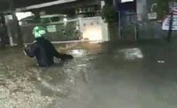 Terjang Banjir hingga Naik Sepeda, Ini Kisah Driver Ojol Antar Makanan