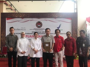 Puan Maharani Serahkan Izin Edar Kapsul Lunak Sido Muncul