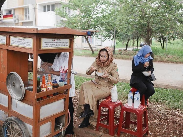 Jajan Mie Ayam dan Rujak Bebeg ala Bupati Karawang Cellica Nurrachadiana