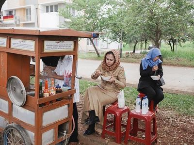 Jajan Mie Ayam dan Rujak Bebeg ala Bupati Karawang Cellica Nurrachadiana
