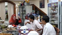 Berkumpul dengan rekan-rekan, pemilik nama asli Siti Hardijanti Indra Rukmana ini memang hobi memasak. Terlihat ia pun sedang berbinjang di meja makan dengan jejeran makanan enak di meja makan. Foto: detikFood