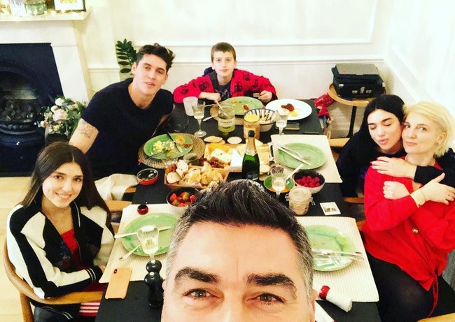 Di Instagram, Dukagjin sering memamerkan momen kehangatan bersama keluarganya. Tak heran bila banyak orang yang memujanya. Foto: Instagram/@dukagjinlipa