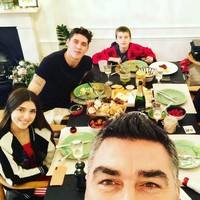 Di Instagram, Dukagjin sering memamerkan momen kehangatan bersama keluarganya. Tak heran bila banyak orang yang memujanya. Foto: Instagram/@dukagjinlipa