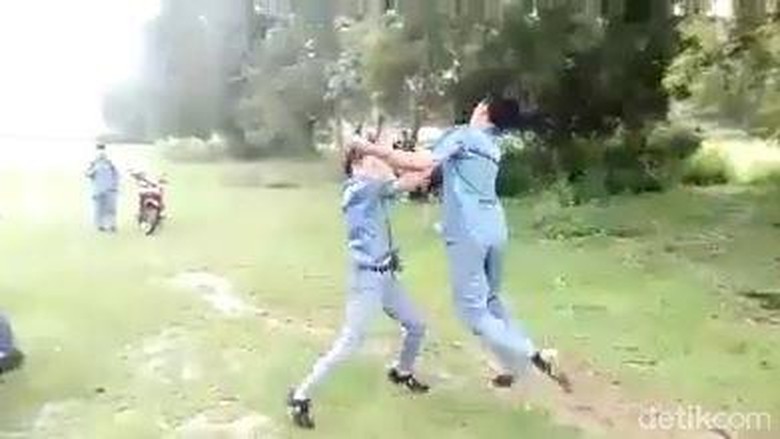 Viral! Video Pelajar di Blora Duel di Lapangan Viral! Video Pelajar di Blora Duel di Lapangan