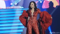 Krisdayanti tampil prima dan sukses menghibur para penonton Musik Spesial: Cerita Tentang Kita. Ia tampak menawan dengan dress merahnya itu.  Foto: Ismail/detikFoto