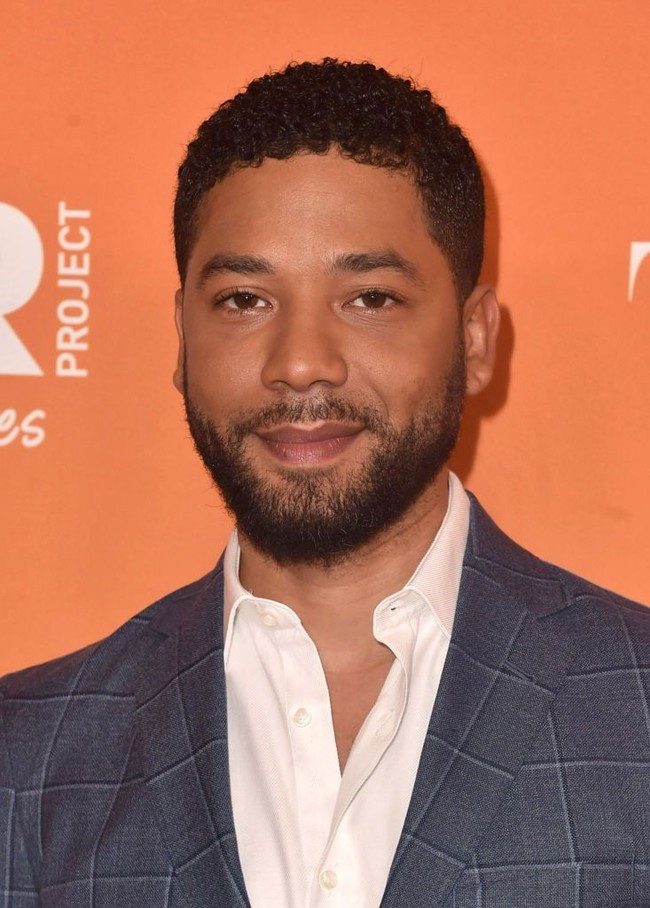 Jussie Smollett membuat heboh ketika pada 22 Januari 2019 membuat pengakuan bahwa dirinya mengalami penyerangan di Chicago. Menurutnya, dia diserang oleh dua pria kulit putih yang memakai topeng meneriakinya dengan kata-kata rasis dan homophobic. Dan katanya lagi, dua pria tersebut mengikat lehernya dengan gantungan tali dan menuangkan cairan pemutih kepadanya. Seperti dikutip dari Variety, Jussie dirawat di Rumah Sakit  Northwestern Memorial  setelah kejadian penyerangan tersebut. Dia keluar rumah sakit setelah dirawat semalam. Pihak kepolisian pun mendatangi Jussie Smollett setelah kasus penyerangan tersebut. Saat ditemui Jussie terlihat diperban lehernya. Foto: Alberto E. Rodriguez/Getty Images