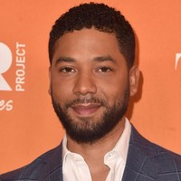Jussie Smollett membuat heboh ketika pada 22 Januari 2019 membuat pengakuan bahwa dirinya mengalami penyerangan di Chicago. Menurutnya, dia diserang oleh dua pria kulit putih yang memakai topeng meneriakinya dengan kata-kata rasis dan homophobic. Dan katanya lagi, dua pria tersebut mengikat lehernya dengan gantungan tali dan menuangkan cairan pemutih kepadanya. Seperti dikutip dari Variety, Jussie dirawat di Rumah Sakit  Northwestern Memorial  setelah kejadian penyerangan tersebut. Dia keluar rumah sakit setelah dirawat semalam. Pihak kepolisian pun mendatangi Jussie Smollett setelah kasus penyerangan tersebut. Saat ditemui Jussie terlihat diperban lehernya. Foto: Alberto E. Rodriguez/Getty Images