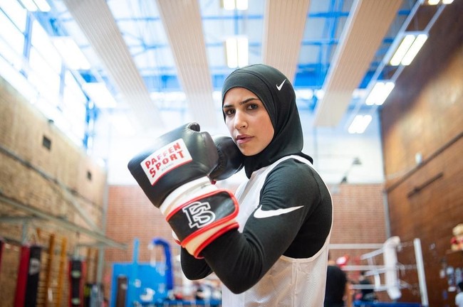 Saat berolahraga, Zeina punya gaya busana yang khas. Biasanya ia memilih hijab instan yang praktis atau pashmina yang dipakai dengan simple tanpa banyak peniti. Foto: Instagram/Zeinaboxing