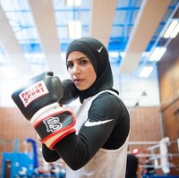Saat berolahraga, Zeina punya gaya busana yang khas. Biasanya ia memilih hijab instan yang praktis atau pashmina yang dipakai dengan simple tanpa banyak peniti. Foto: Instagram/Zeinaboxing