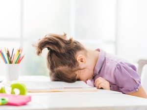 Bocah Kerjakan PR 14 Jam Nonstop Berujung Gawat Darurat