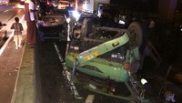 Sementara itu truk trailer bermuatan kayu bernopol L 8924 UF terguling. Istimewa/Kanit PJR Tol Jatim II.