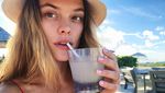 Foto: Nina Agdal, Model Seksi Denmark yang Suka Pantai