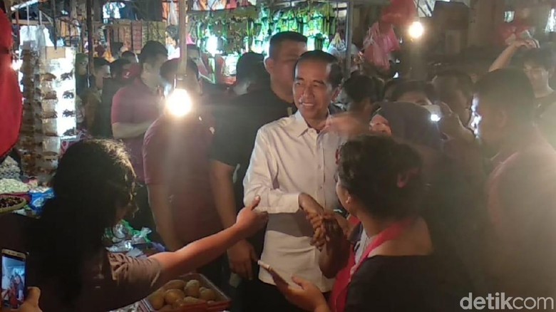 Tiba-tiba Jokowi Sambangi Pasar Minggu, Beli Kedondong dan Ikan Gabus Tiba-tiba Jokowi Sambangi Pasar Minggu, Beli Kedondong dan Ikan Gabus